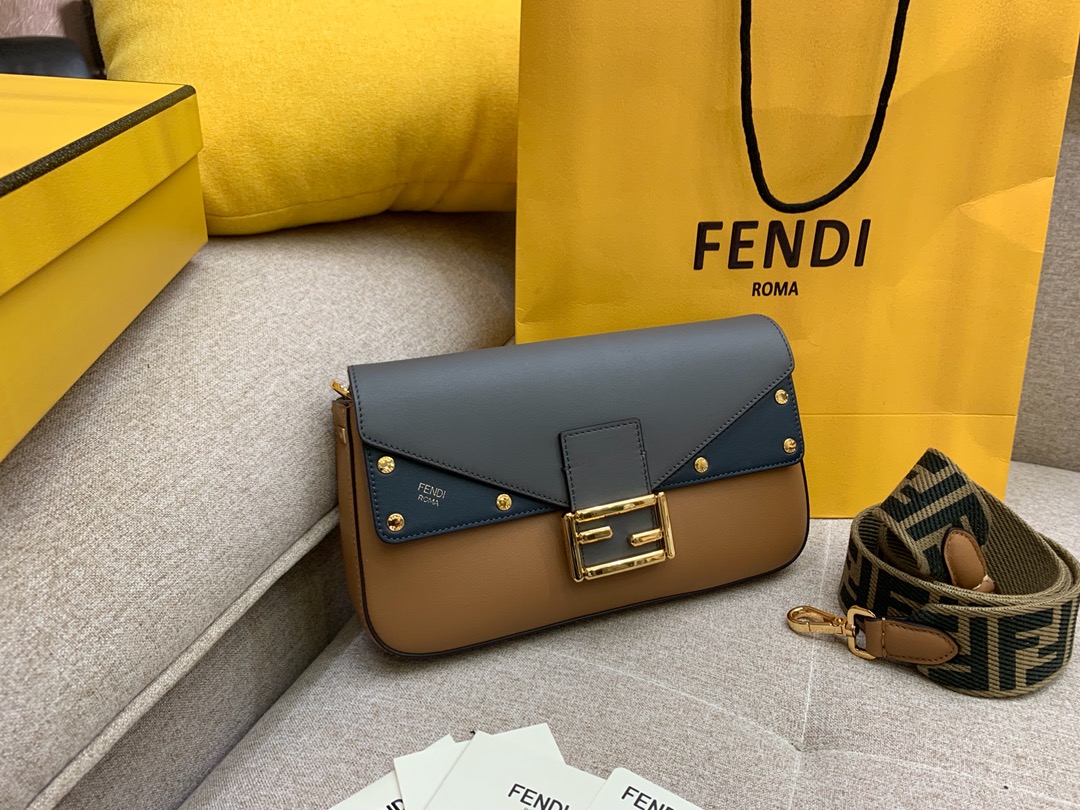 fendi 芬迪最新baguette系列超精致的一个法棍 肩带个性不减的标志