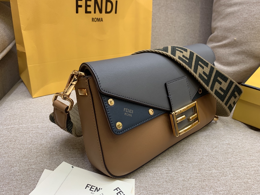 fendi 芬迪最新baguette系列超精致的一个法棍 肩带个性不减的标志