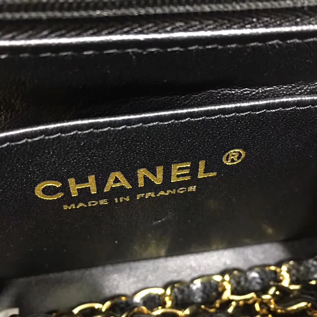 Chanel 香奈儿 Classic Flap 鱼子酱 黑色 17cm 金扣（现货）