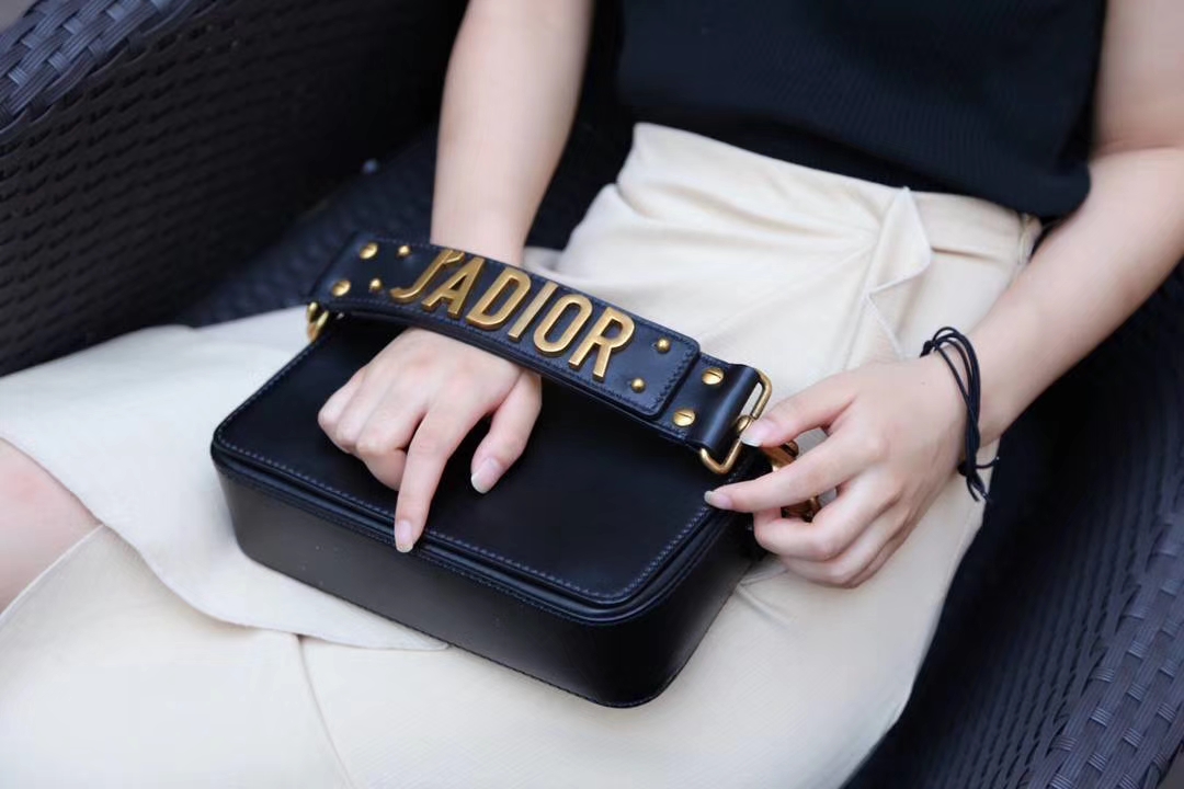 网红同款 Dior手包 方便小巧实用  可搭配长肩带使用 最适合夏天使用