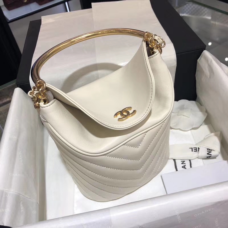 Chanel 18巴黎汉堡系列新款 Bucket Bag 白色 金属手柄 水桶包 意大利小羊皮