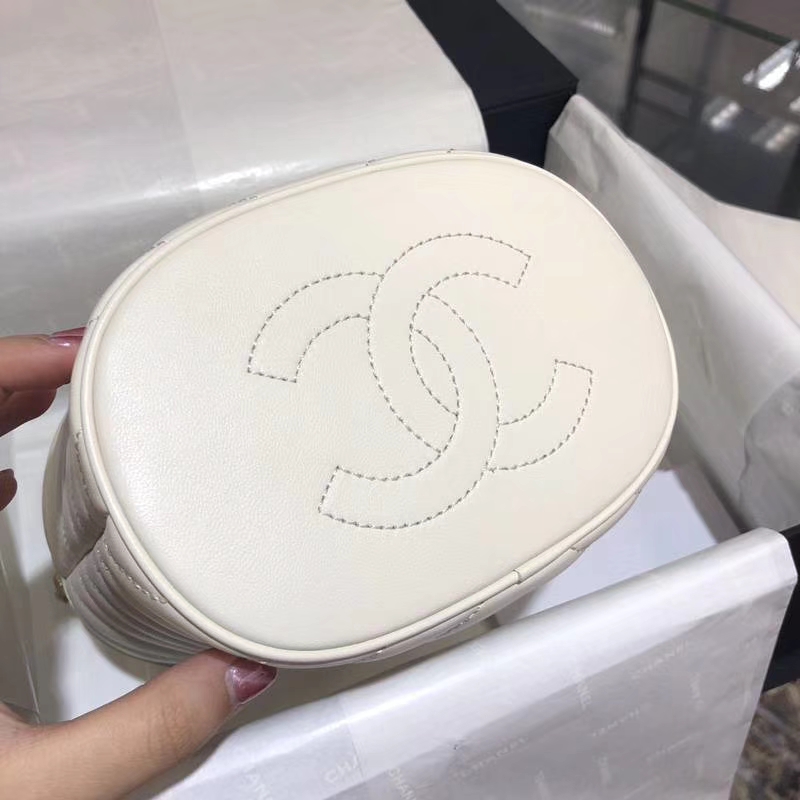 Chanel 18巴黎汉堡系列新款 Bucket Bag 白色 金属手柄 水桶包 意大利小羊皮