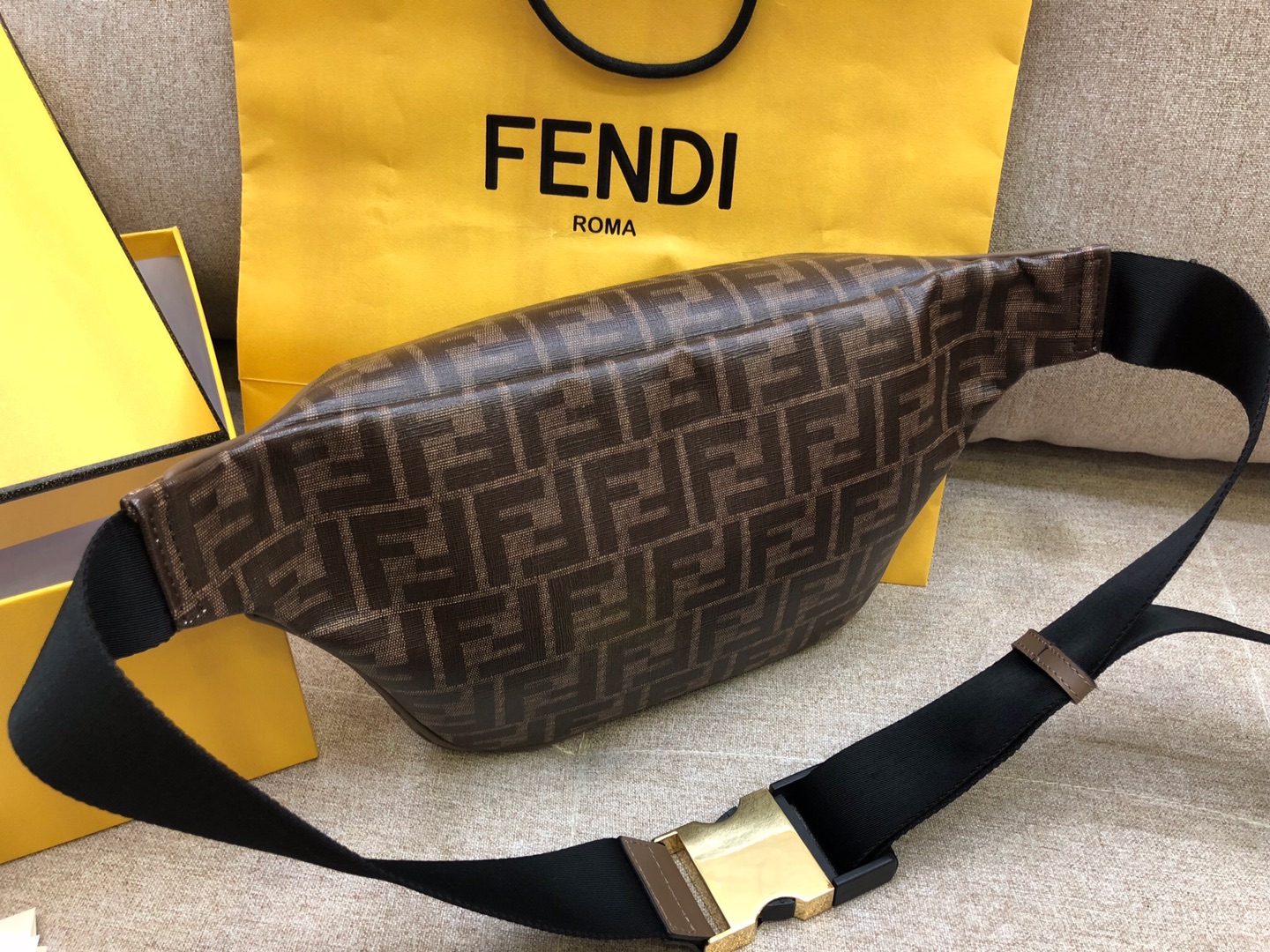 Fendi 芬迪  F家最新腰包 印有棕色印花标志图案 男女适用 30cm
