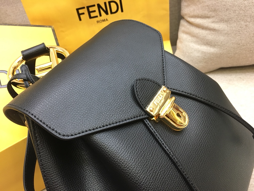 FENDI 新款背包 全新F标志的金属手柄 钥匙圈饰牌 21x15x25  黑色 5508
