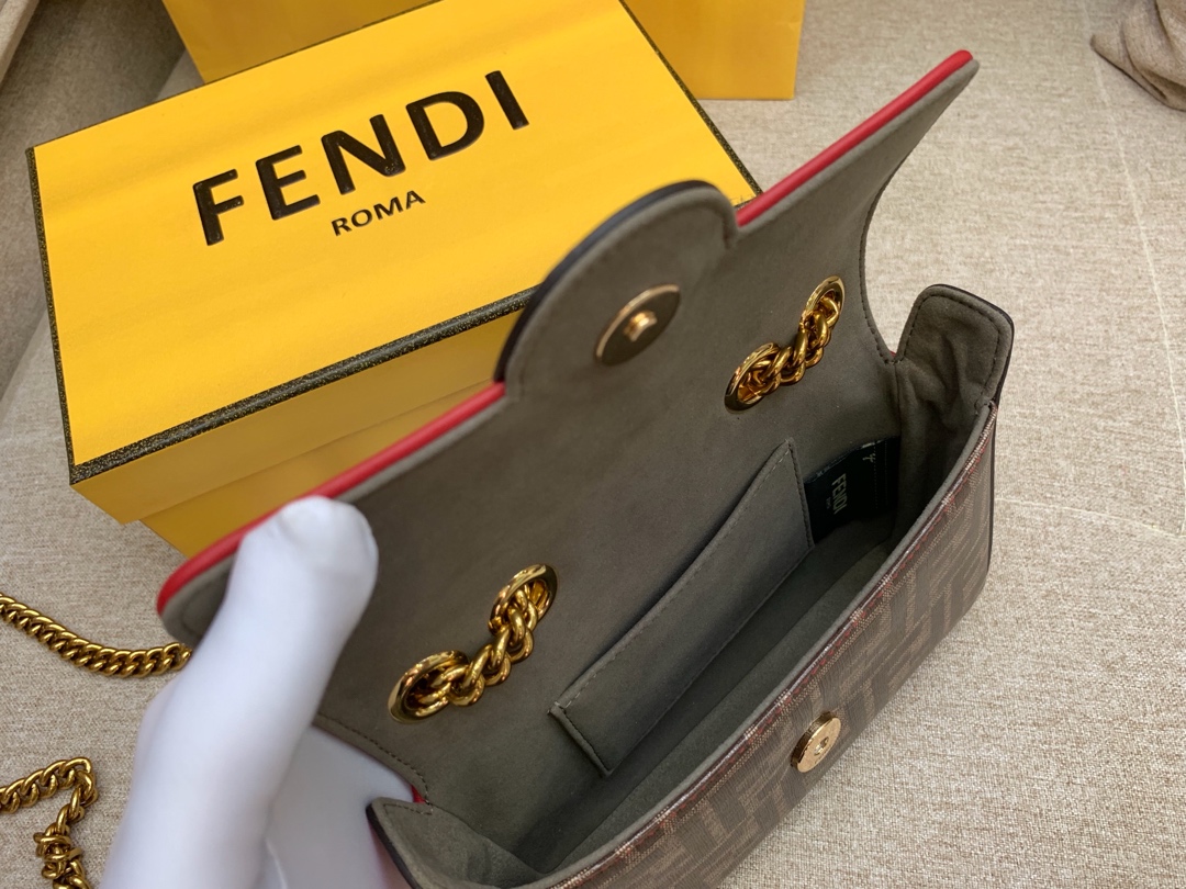 FENDI芬迪现货 均含内袋和磁扣夹 F 字样标章 18cm 8826 可肩背斜跨手提