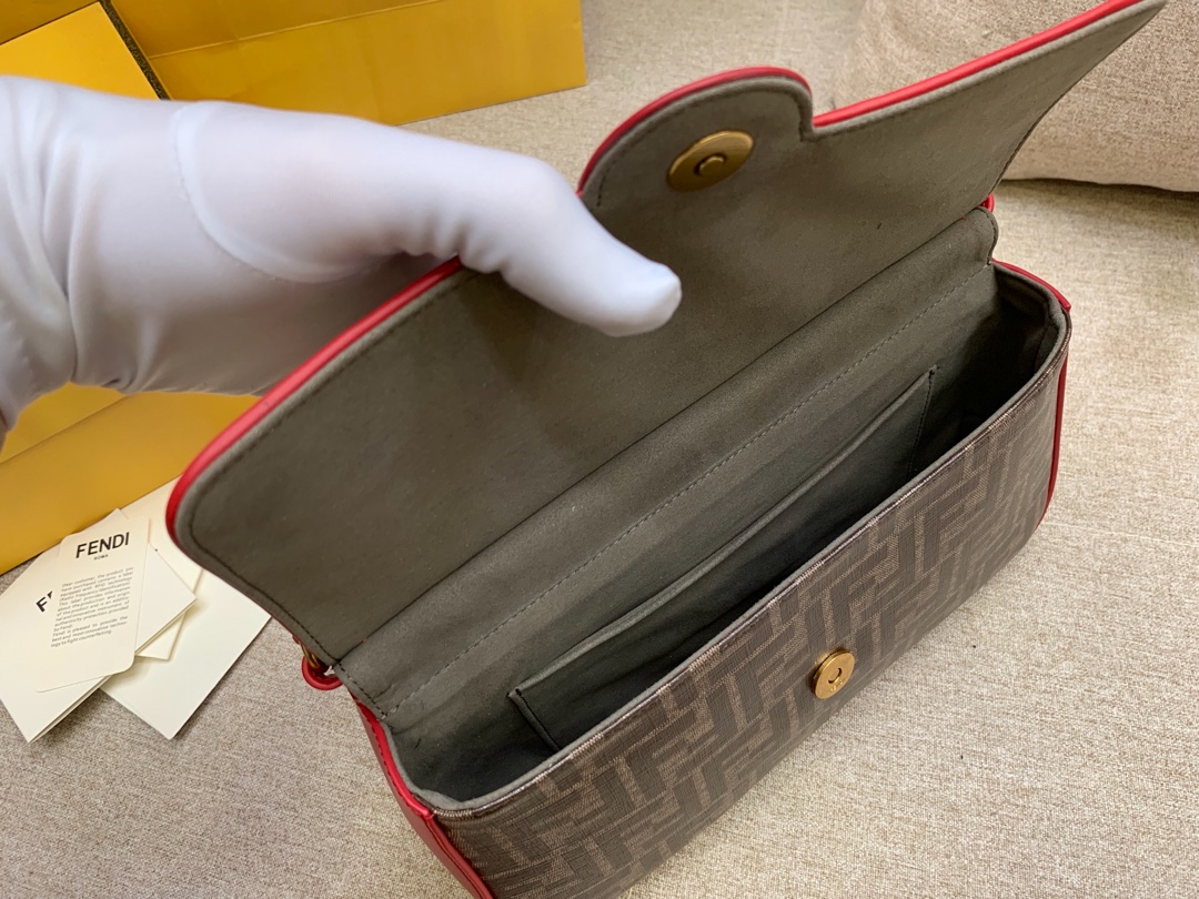 Fendi 芬迪现货 双面手提包 金属 F 图案 肩背斜跨手提 布压制对版面料 饰有棕色 FF 主题图 27x16x8cm-广州卡迪皮具_原单包包工厂货源 Fendi 芬迪现货 双面手提包 金属 F 图案 肩背斜跨手提 布压制对版面料 饰有棕色 FF 主题图 27x16x8cm