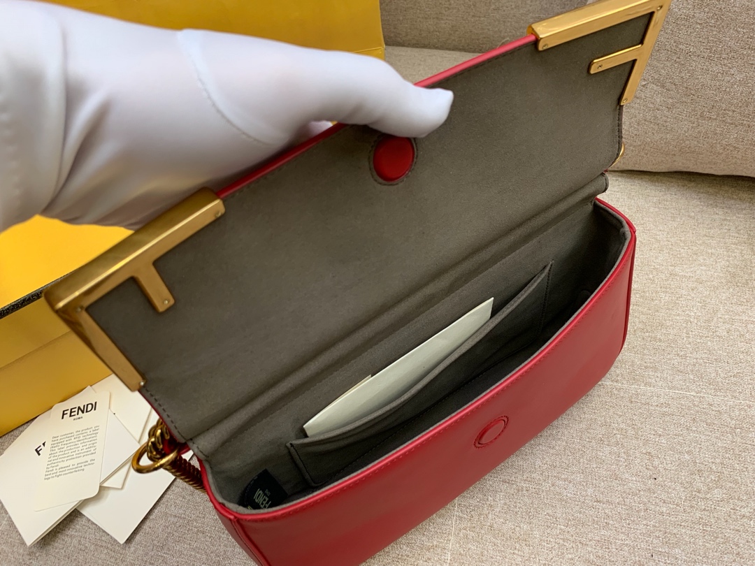 Fendi 芬迪现货 双面手提包 金属 F 图案 肩背斜跨手提 布压制对版面料 饰有棕色 FF 主题图 27x16x8cm-广州卡迪皮具_原单包包工厂货源 Fendi 芬迪现货 双面手提包 金属 F 图案 肩背斜跨手提 布压制对版面料 饰有棕色 FF 主题图 27x16x8cm