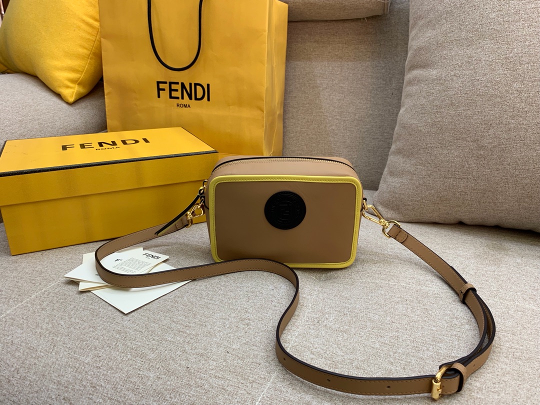 Fendi 芬迪 最新相机包 现货 18*13*7cm 8856  斜背 新款F标志