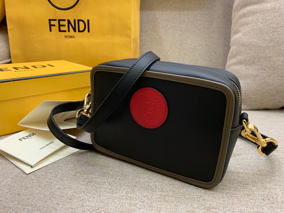 FENDI现货 最新相机包 可拆卸的斜背肩带缀有新款F标志 拉链开合 18*13*7cm 8856