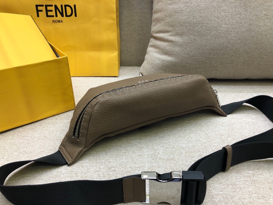 FENDI芬迪 最新腰包 可当胸包  拉链开合腰包 28x20 5569 小牛皮制成 手工缝线