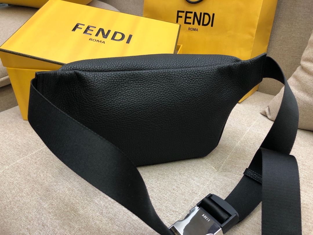 FENDI芬迪 最新腰包 可当胸包  拉链开合腰包 28×20 5569 小牛皮制成 手工缝线