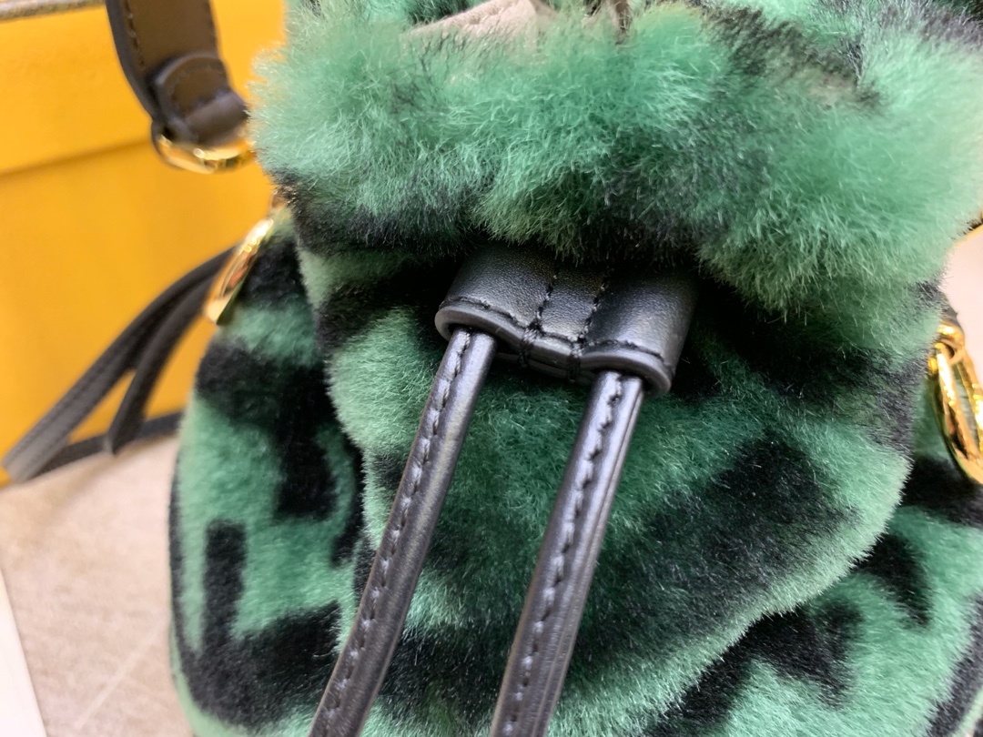 MON TRESOR水桶包 抽绳开合 缀以羊毛造型 绿色 5538 