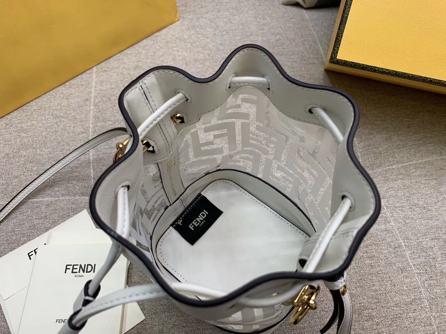 Fendi 芬迪 Mon Tresor 小号水桶手袋 全透明的TPU 18x12x10cm 白色