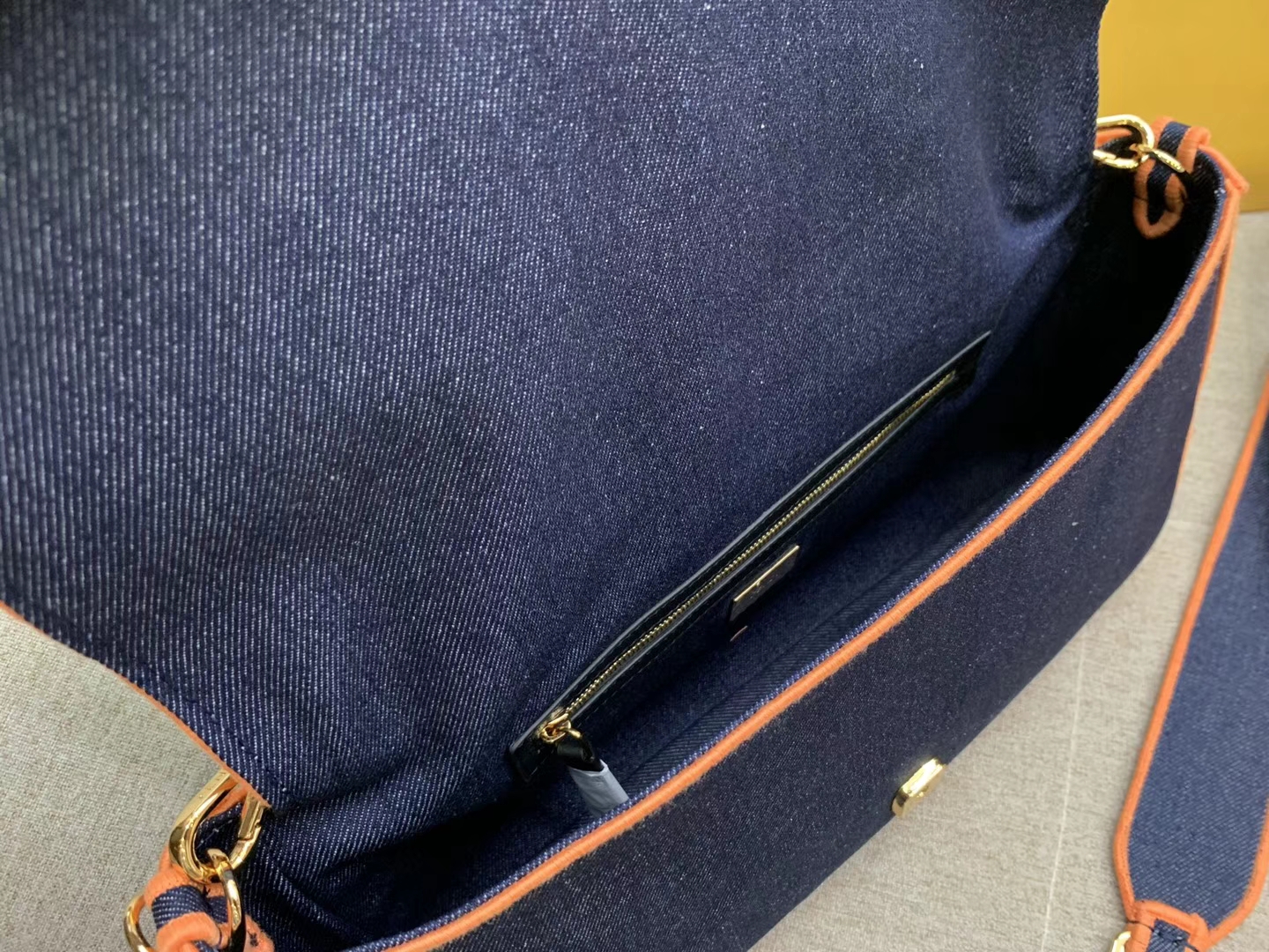 Baguette 系列 牛仔布材质 橙色刺绣边缘 内衬配有拉链袋 33x18x5.5cm