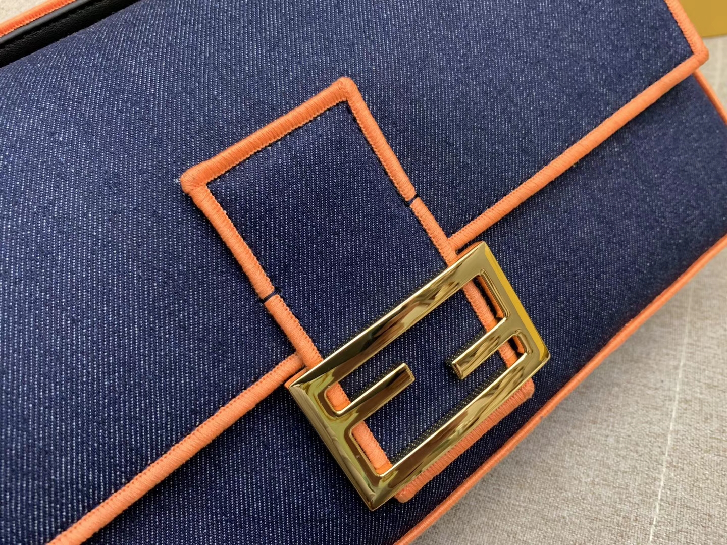 Baguette 系列 牛仔布材质 橙色刺绣边缘 内衬配有拉链袋 33x18x5.5cm