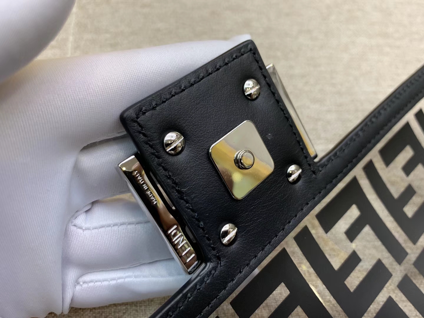 Fendi 芬迪 法棍包 Baguette手袋 全透明的TPU F 印花 26cm 黑色