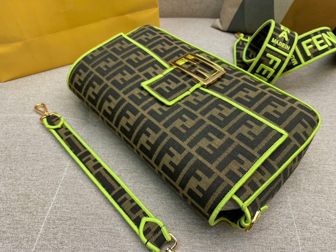 Baguette 经典包款 布料材质 提花FF图案 绿色刺绣边缘