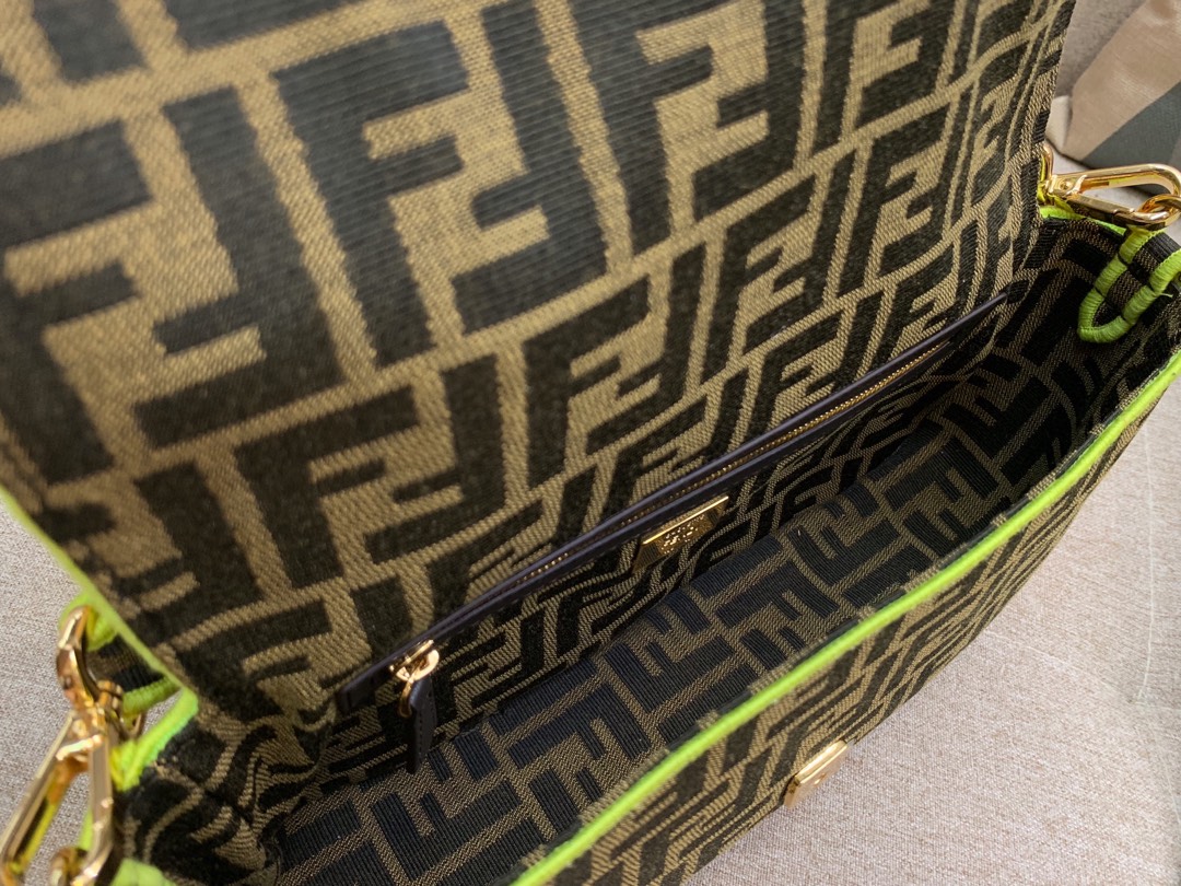 Baguette 经典包款 布料材质 提花FF图案 绿色刺绣边缘
