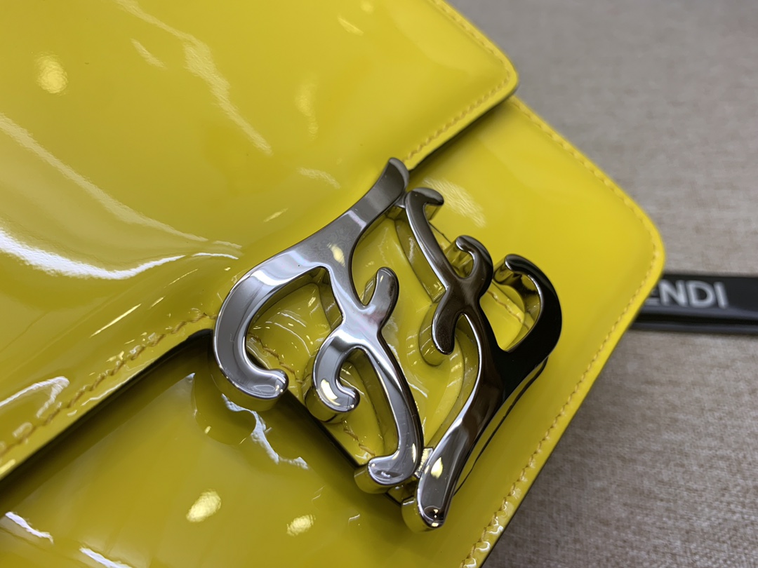 Karl Lagerfeld 最新系列 翻盖手袋 漆皮材质 17x14x6cm 太阳黄