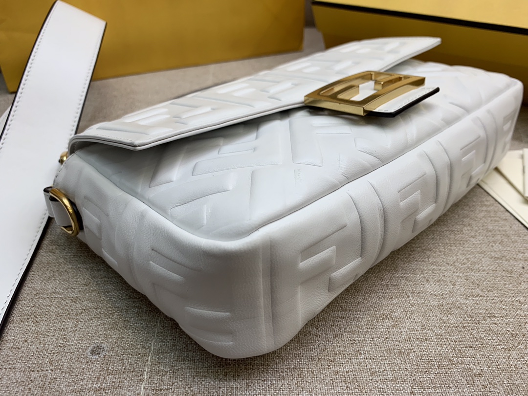 Fendi 芬迪 Baguette FF 浮雕系列 26x13x6cm 进口小羊皮 白色