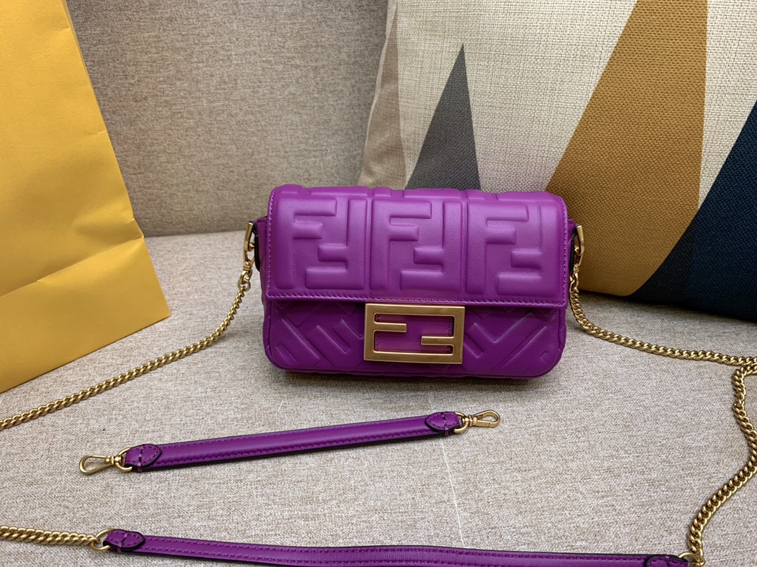Fendi 芬迪 小号19cm Baguette 经典包款  FF凸纹 紫色