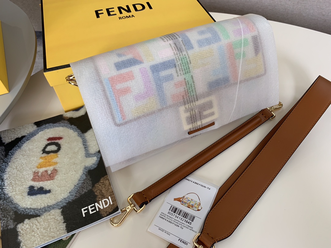 FENDI法棍 春夏最新爆款 米色亚麻布材质 拼色刺绣缝线色彩 26cm 9022
