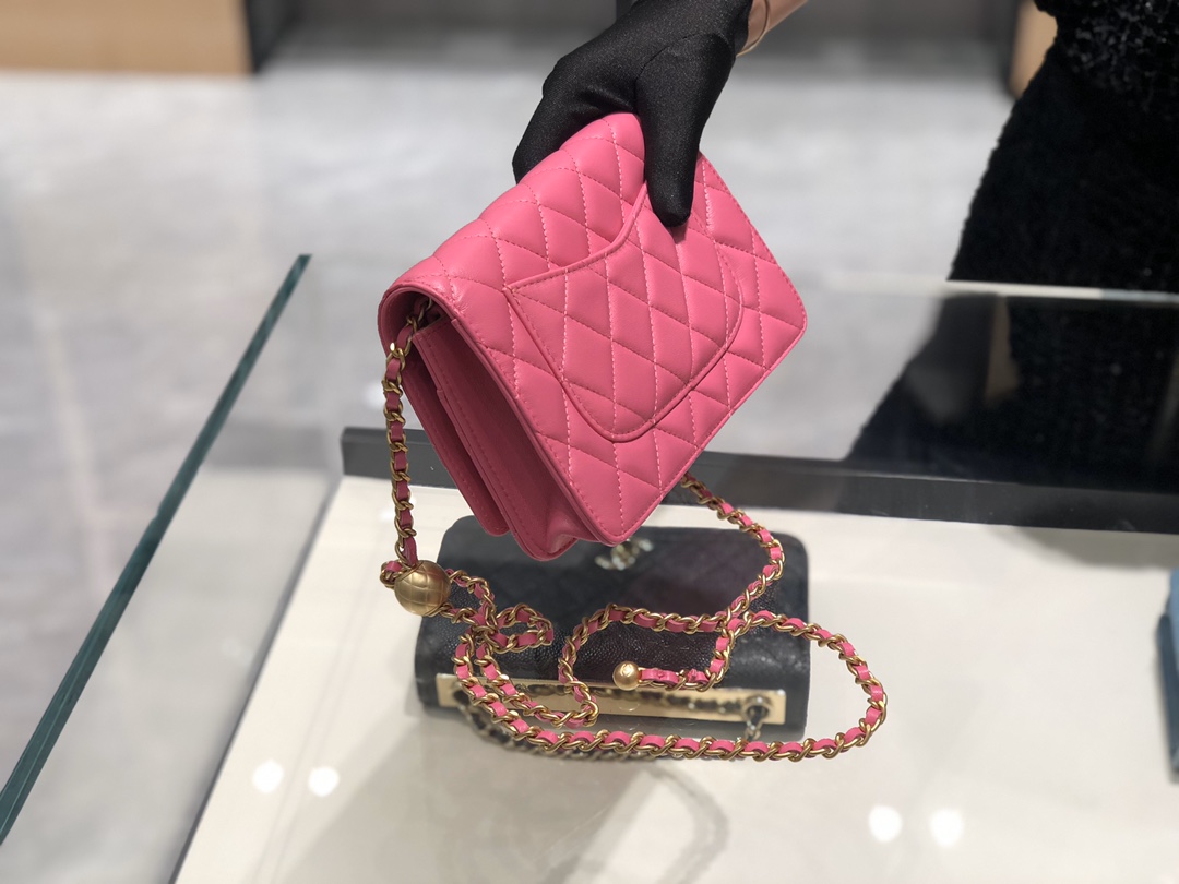 香奈儿中国官网 2020~超美金属球发财包Chanel~保留经典~配上复古五金~超好看~枚粉色~19Cm-广州尚美皮具_原单包包工厂货源 香奈儿中国官网 2020~超美金属球发财包Chanel~保留经典~配上复古五金~超好看~枚粉色~19Cm