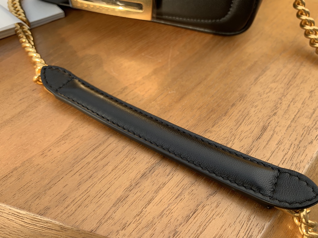 现货 全新Baguette 系列 链条 手袋采用翻盖设计 简约却自带气场 随性自由却优雅十足 19cm