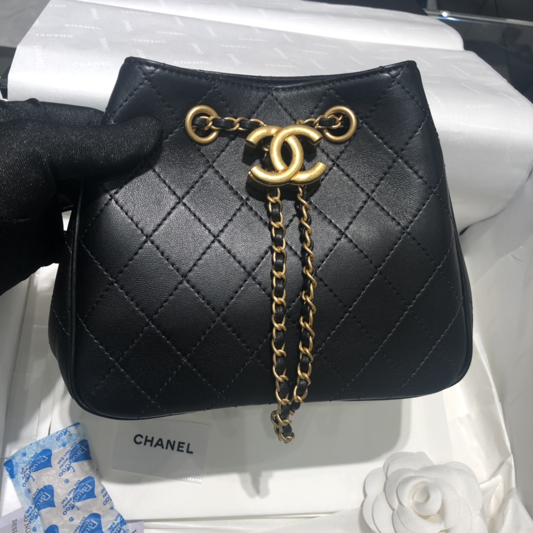 Chanel 新款链条徽章小桶包小羊皮抽绳设计太可爱了小号现货 Size：18/10/15