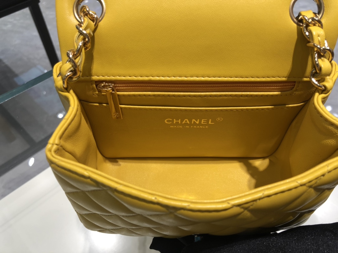 Chanel 香奈儿《Classic Flap》代购版本 17cm～进口羊皮～黄～金扣 ～只有少量现货