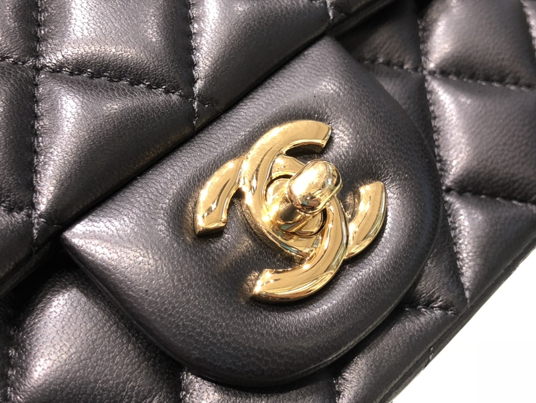 Chanel 香奈儿 Chanel Classic Flap 17cm 黑色 金扣