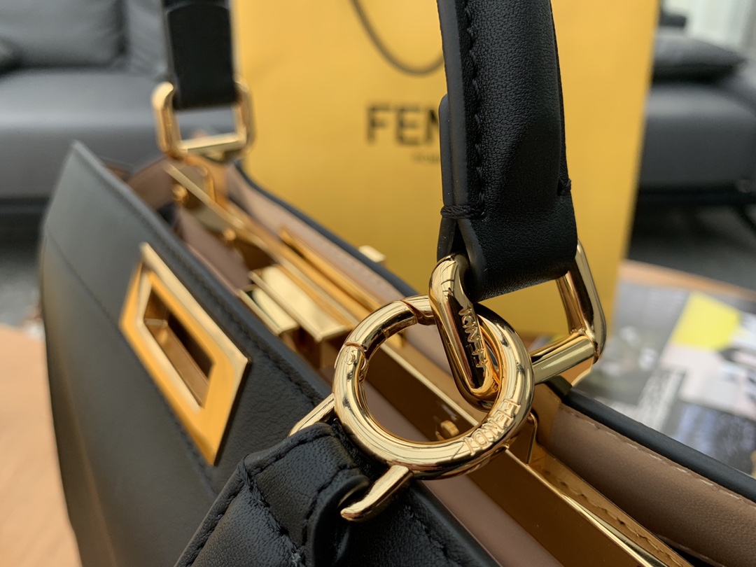 FENDI 现货出  最新 Iconic peekaboo ISeeU 手袋 包身是纯色 内衬带点小撞色 黑色 33x 25x13cm. 8838