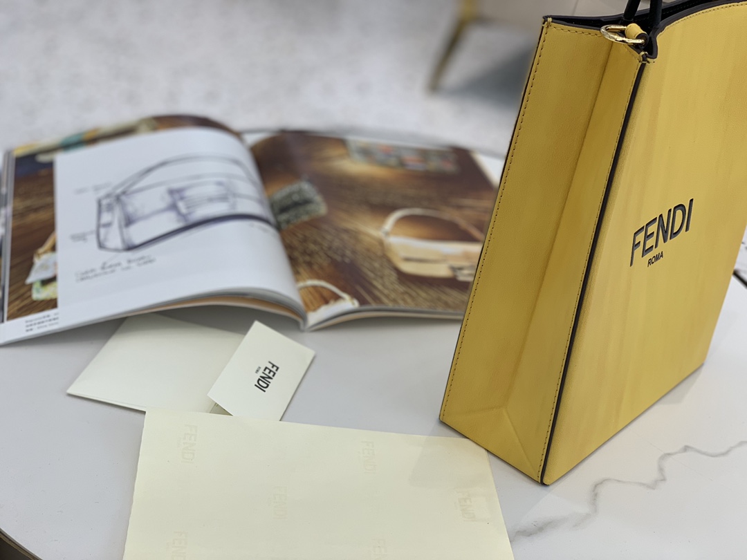 现货出 FENDI Pack 最新系列 包装盒做为设计灵感 采用小牛皮的细腻质感 单背随性大方  手拎也有别番韵味 26x19x8cm 9018
