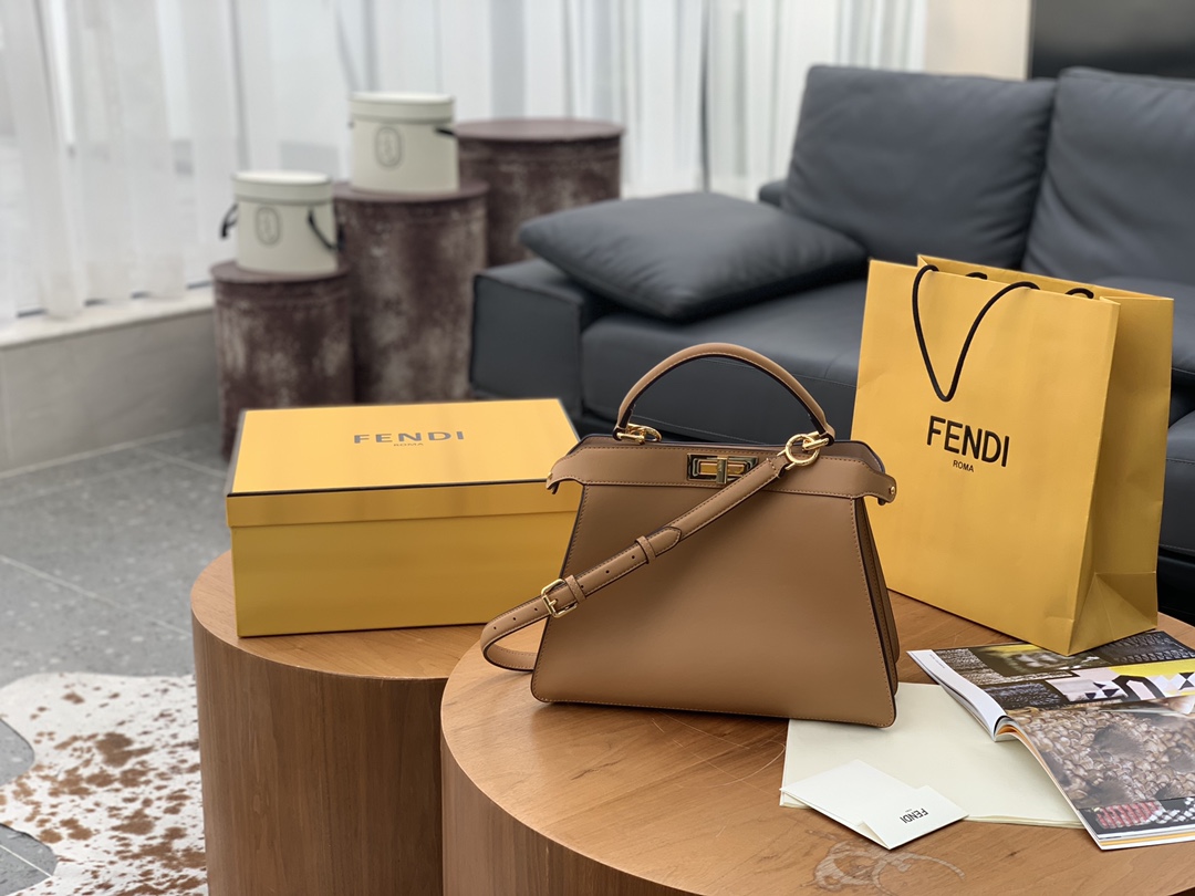 FENDI 现货出  最新 Iconic peekaboo ISeeU 手袋 包身是纯色 内衬带点小撞色 杏色 33x 25x13cm. 8838