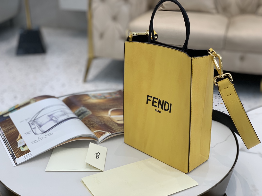 现货出 FENDI Pack 最新系列 包装盒做为设计灵感 采用小牛皮的细腻质感 单背随性大方  手拎也有别番韵味 26x19x8cm 9018