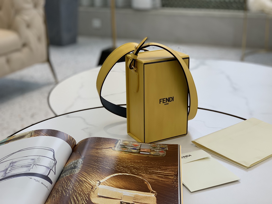 现货出 FENDI Pack 最新系列横版 10.5x17x7cm 9020 以经典的购物袋 包装盒做为设计灵感 单背随性大方  手拎也有别番韵味