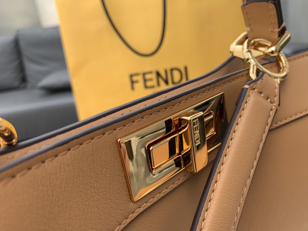 FENDI 现货出  最新 Iconic peekaboo ISeeU 手袋 包身是纯色 内衬带点小撞色 杏色 33x 25x13cm. 8838