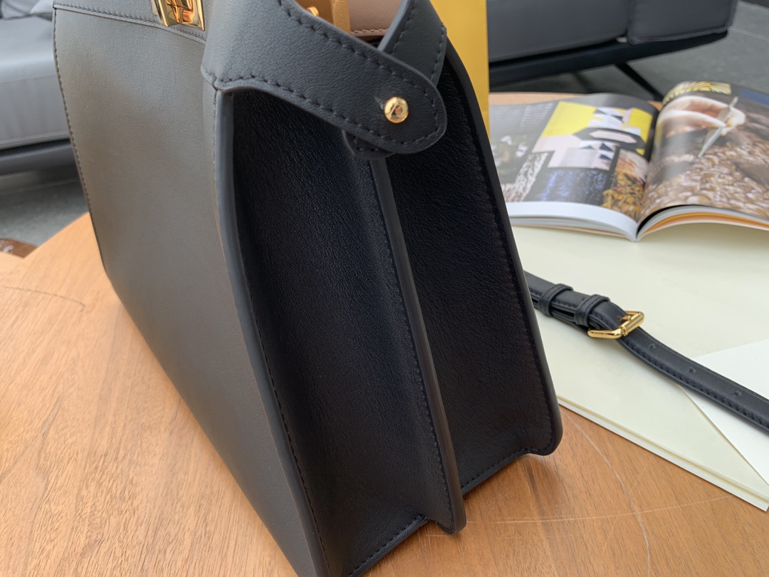 FENDI 现货出  最新 Iconic peekaboo ISeeU 手袋 包身是纯色 内衬带点小撞色 黑色 33x 25x13cm. 8838