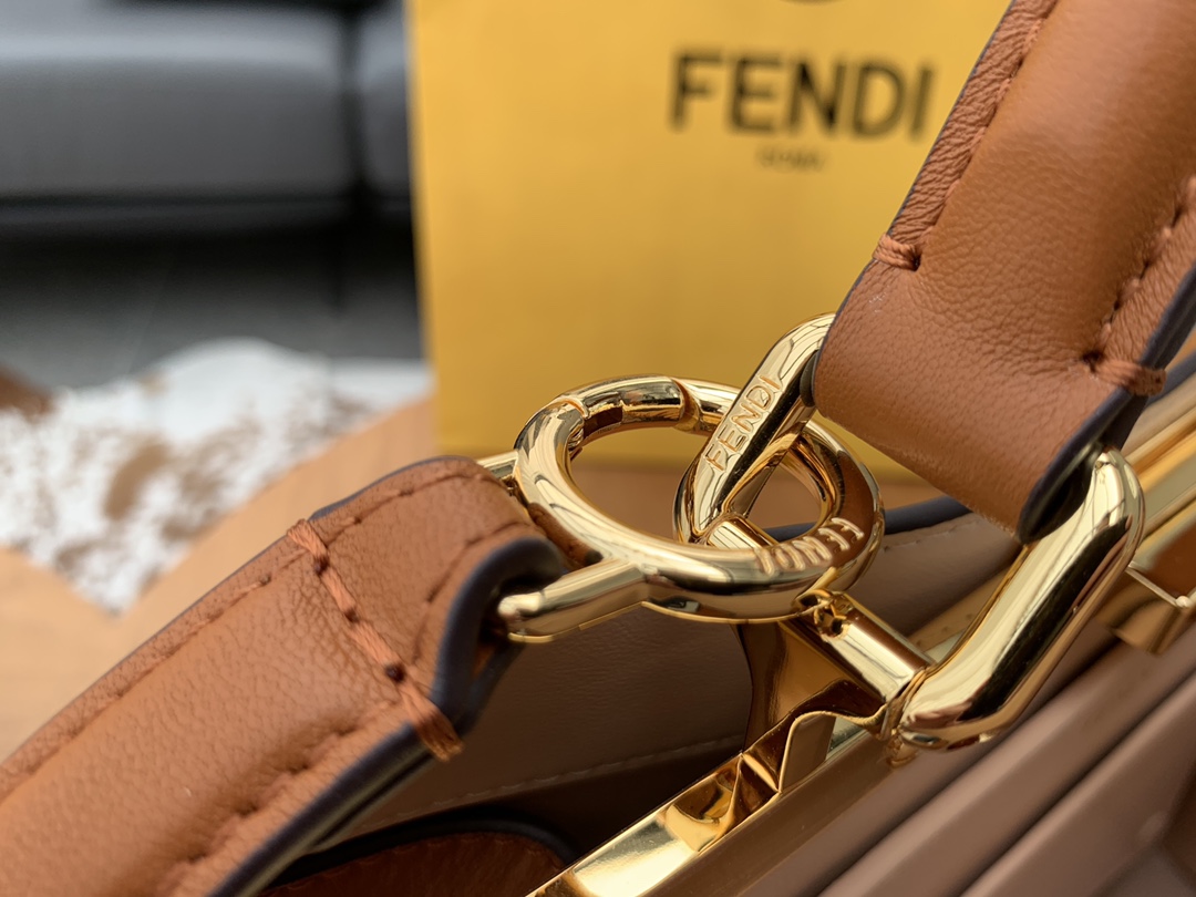 FENDI 现货出  最新 Iconic peekaboo ISeeU 手袋 包身是纯色 内衬带点小撞色 焦糖色 33x 25x13cm. 8838