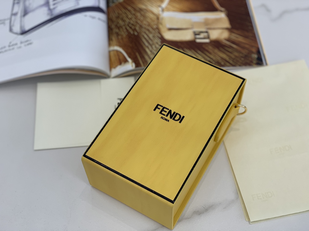 现货出 FENDI Pack 最新系列横版 10.5x17x7cm 9020 以经典的购物袋 包装盒做为设计灵感 单背随性大方  手拎也有别番韵味