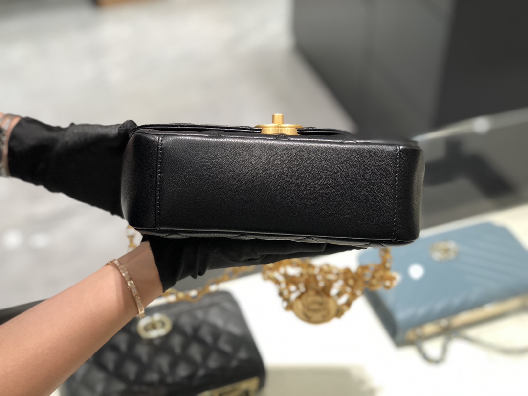 Chanel 香奈儿 2020新款复古金币链条口盖包 独特的金币设计 满满的富贵风 金币是双面的雕刻设计 大号尺寸17*21*7*cm