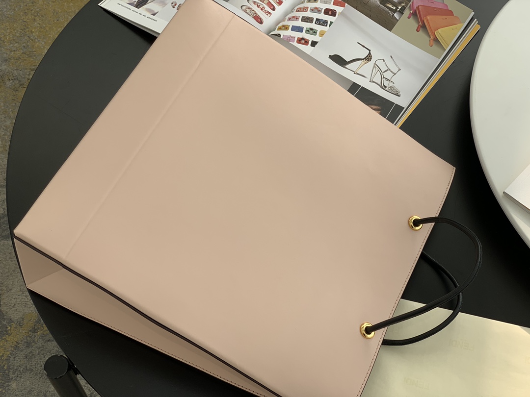 FENDI Pack 最新系列 经典的购物袋 包装盒做为设计灵感 35x34x14cm 小牛皮