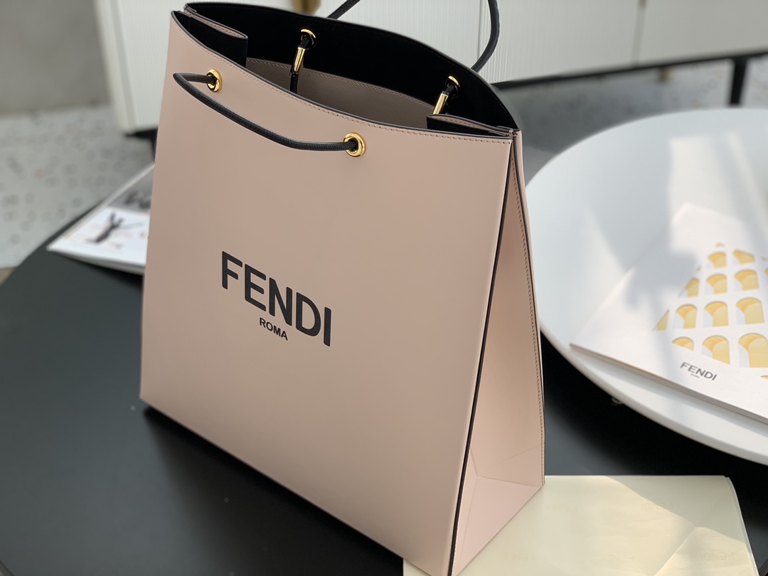 FENDI Pack 最新系列 经典的购物袋 包装盒做为设计灵感 35x34x14cm 小牛皮