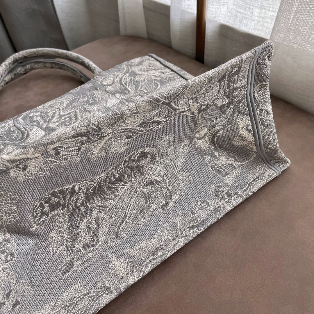 Dior 迪奥 购物袋 新灰老虎 小号/36.5cm 标志性图案，突显反色效果
