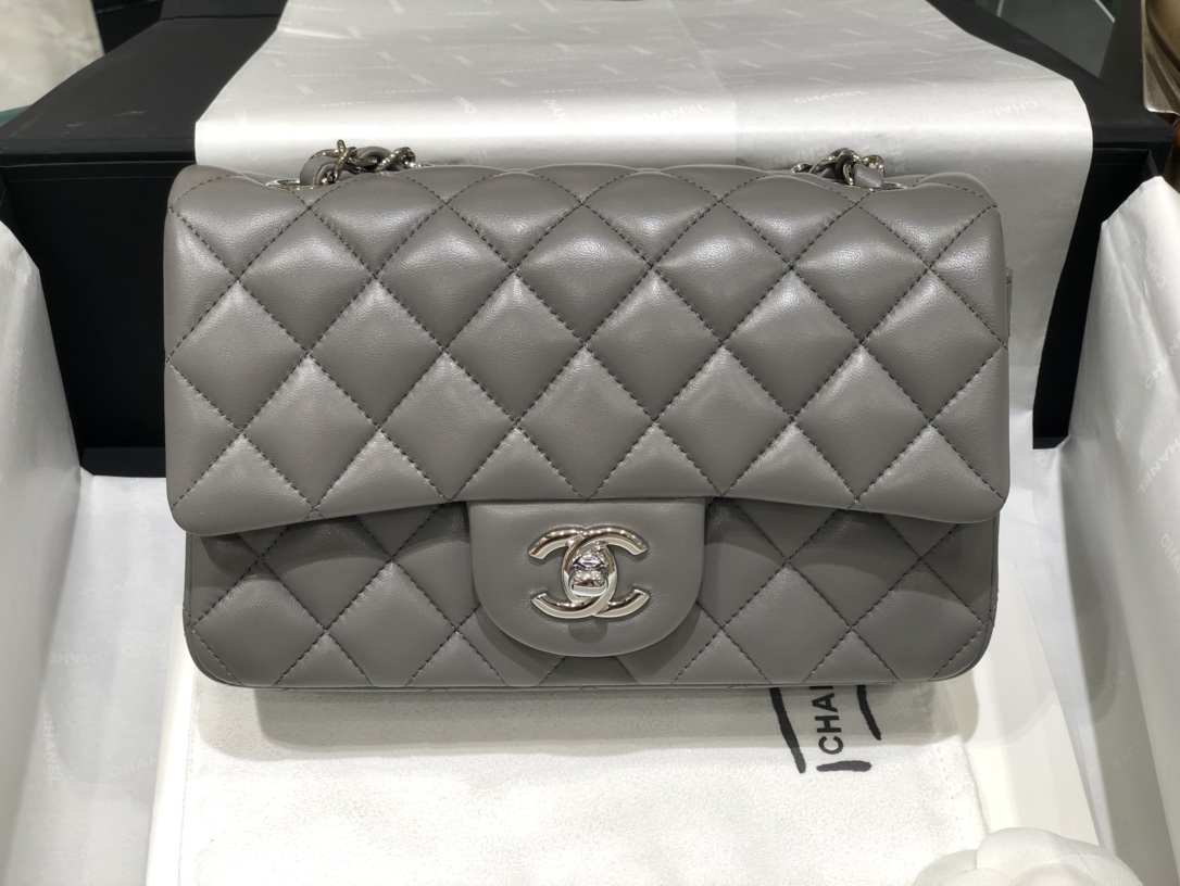 Chanel  CF大mini 高级灰  这个颜色太好看了  小羊皮 手感很柔软 低调奢华 尺寸20Cm 《真品级》