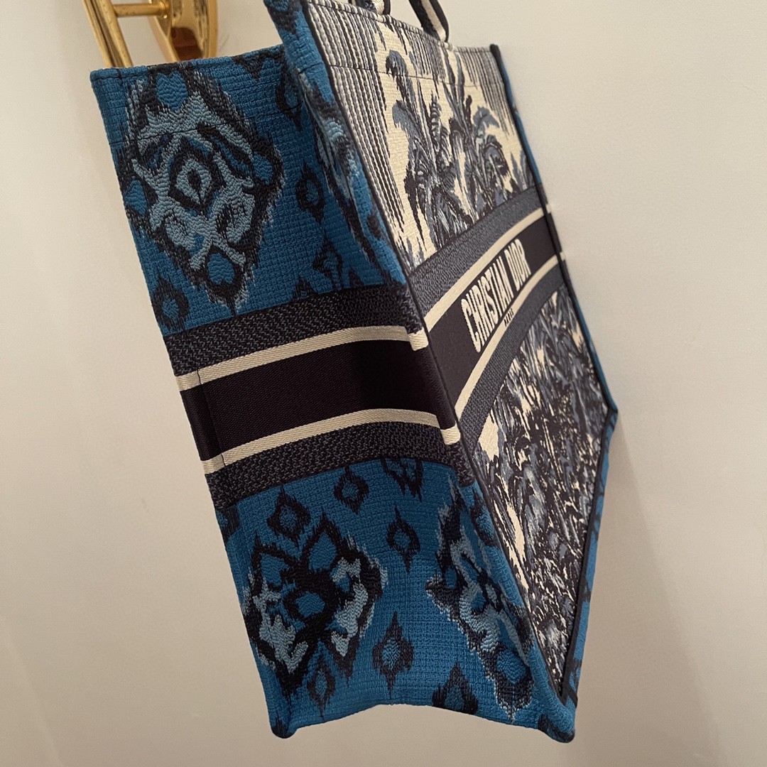 DIOR 迪奥 购物袋 椰林 大号/41.5cm  蓝色Dior Palms图案刺绣  上身有种度假的感觉