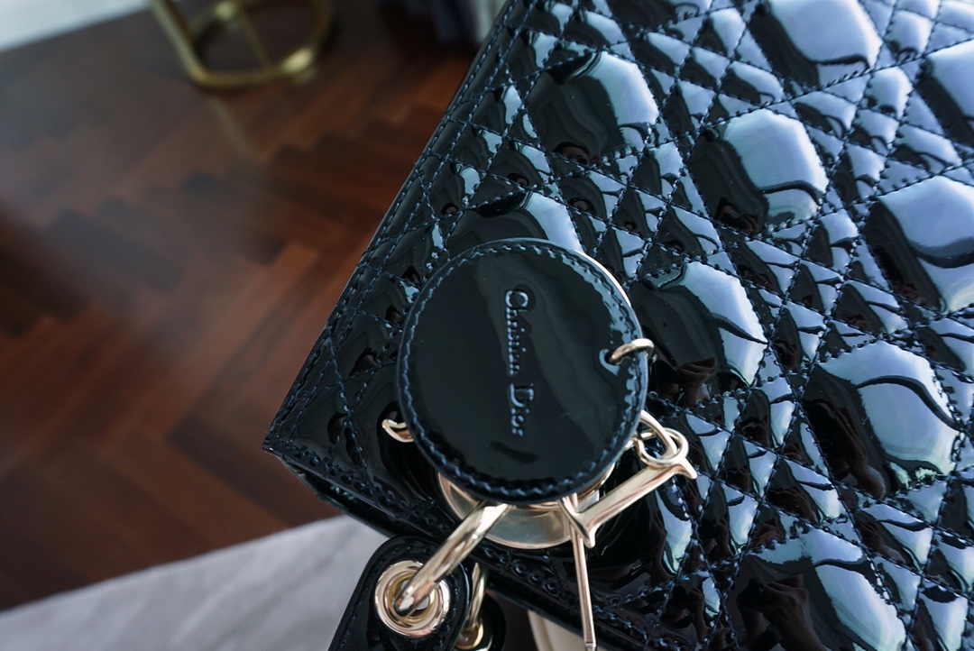 Dior 迪奥 戴妃包 Lady Dior 五格 24cm 黑色漆皮金扣  日常正式场合都能Hold住