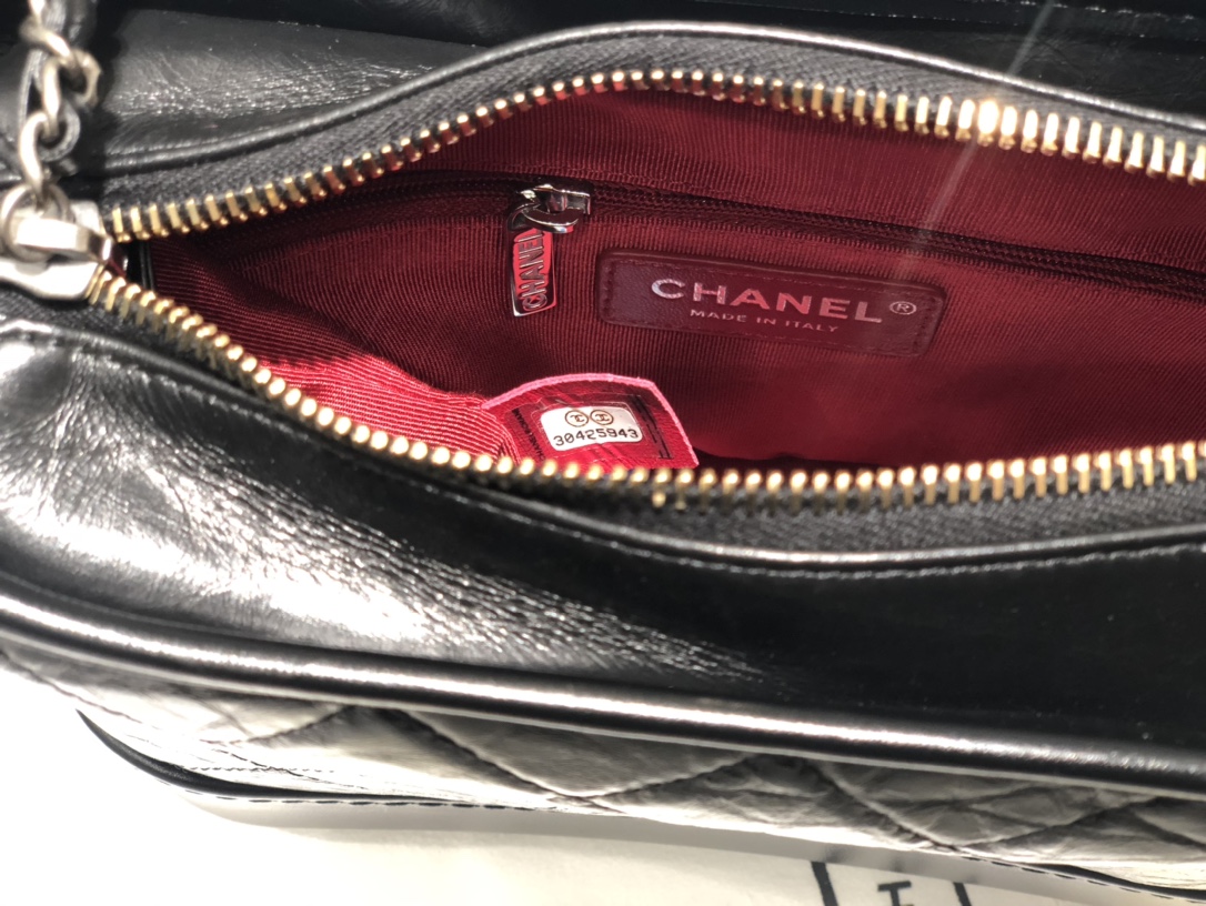 香奈儿 Chanel  流浪包经典黑 超级好搭配不挑人 女生必备的一款