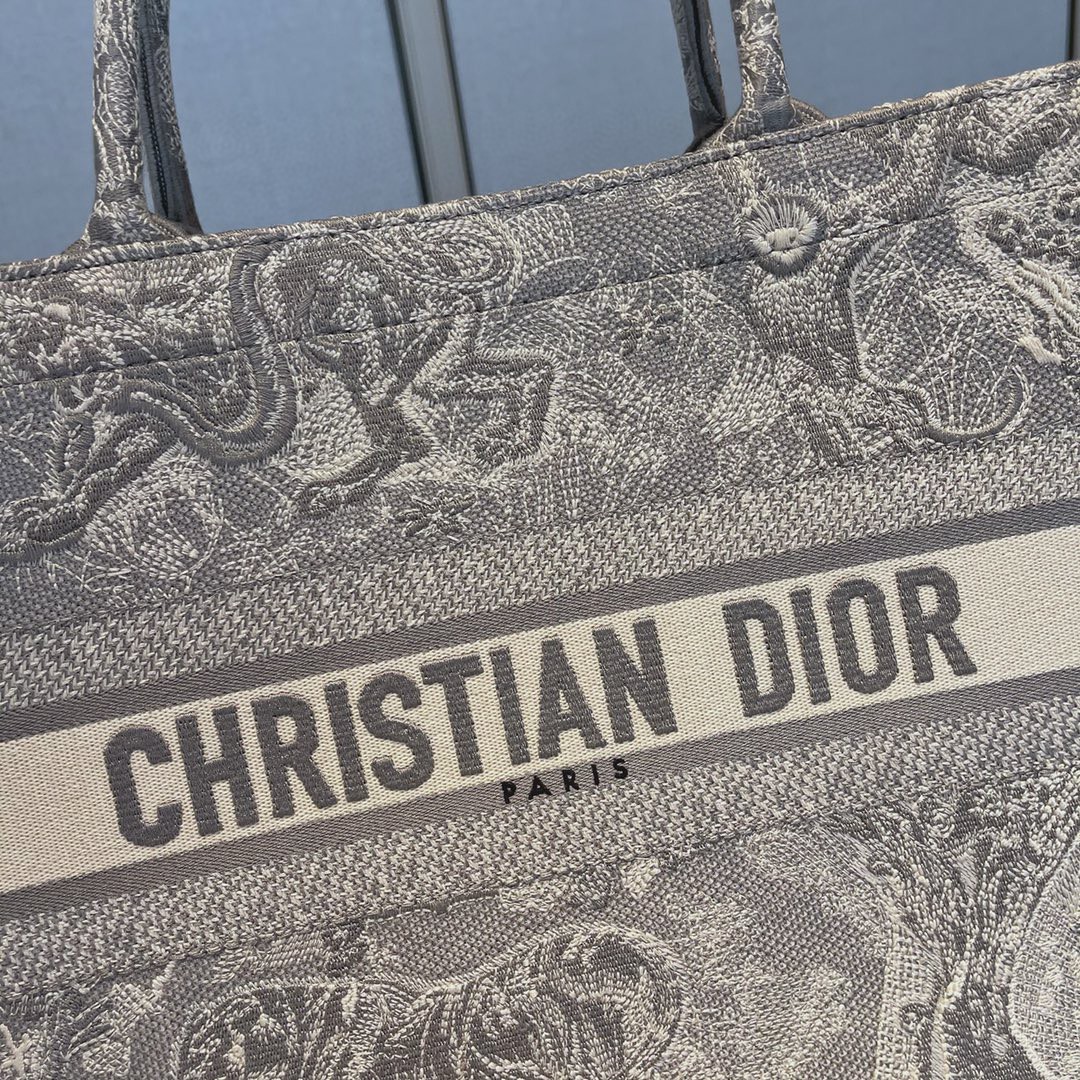 Dior 迪奥 购物袋 新灰老虎 小号/36.5cm 标志性图案，突显反色效果