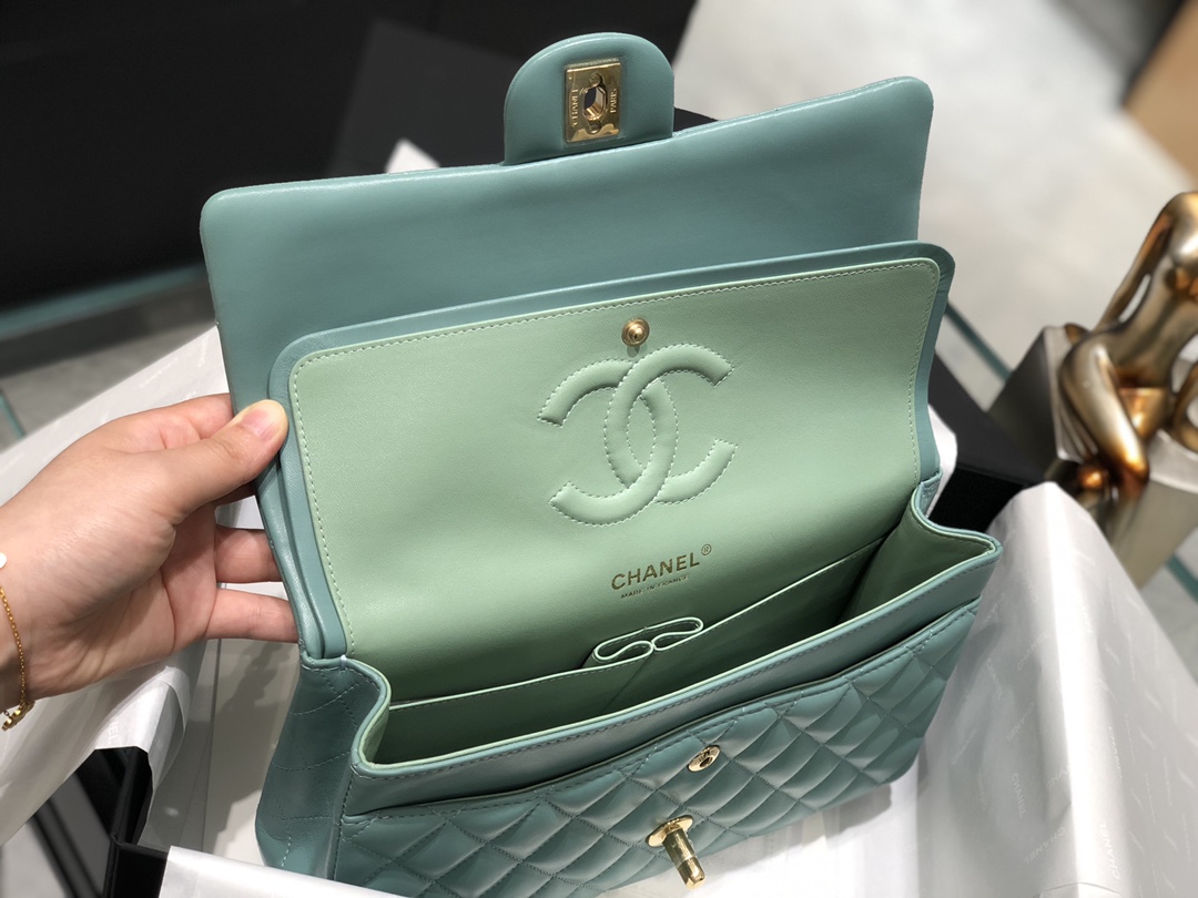 Chanel CF中号 一见钟情的薄荷绿  特别清爽的颜色  容量大 进口原厂小羊皮 皮质非常柔软 尺寸25Cm